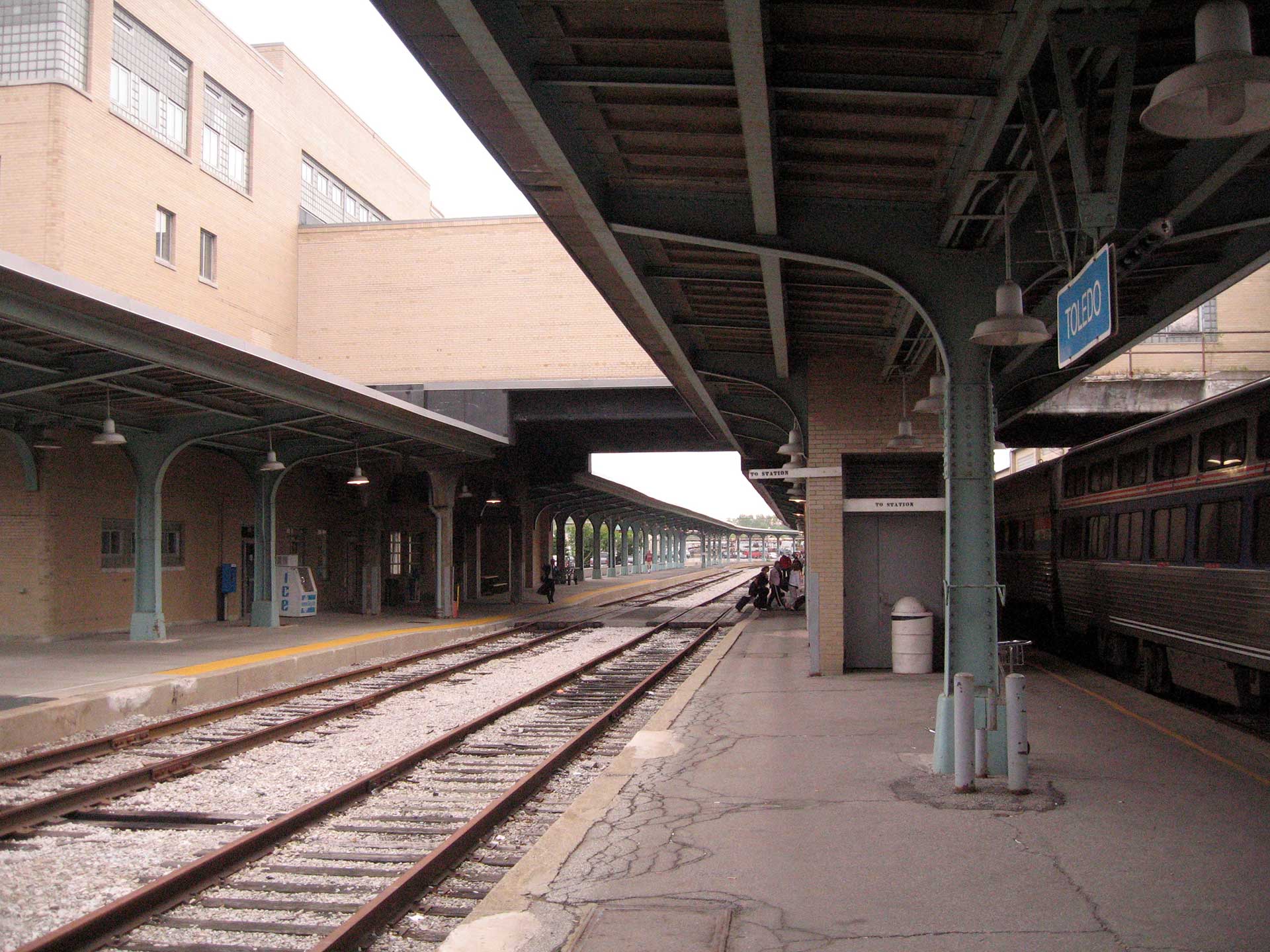 The platforms at Toledo, OH. Photo by Prasenberg. Public domain via Wikimedia Commons