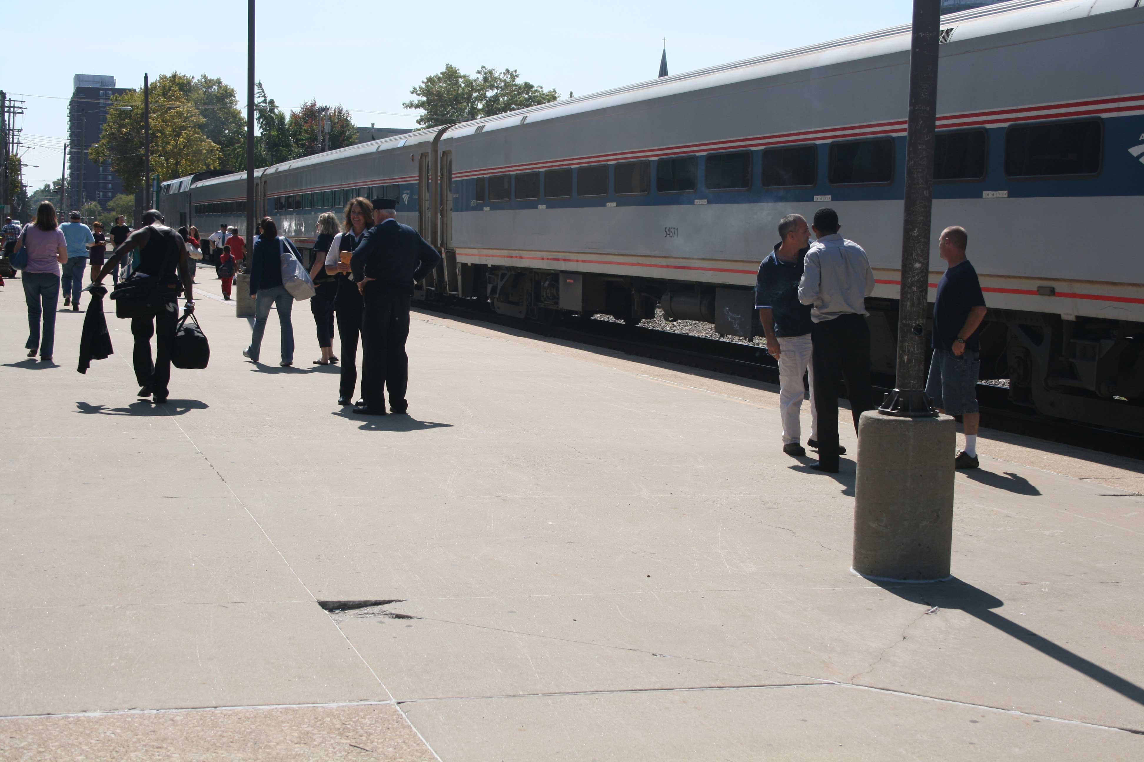 Horizon coaches on the Lincoln Service in 2009. These are a common sight on the Hoosier State. Photo by Jeramey Jannene from Milwaukee, WI, United States of America (Train Boarding) CC BY 2.0, via Wikimedia Commons