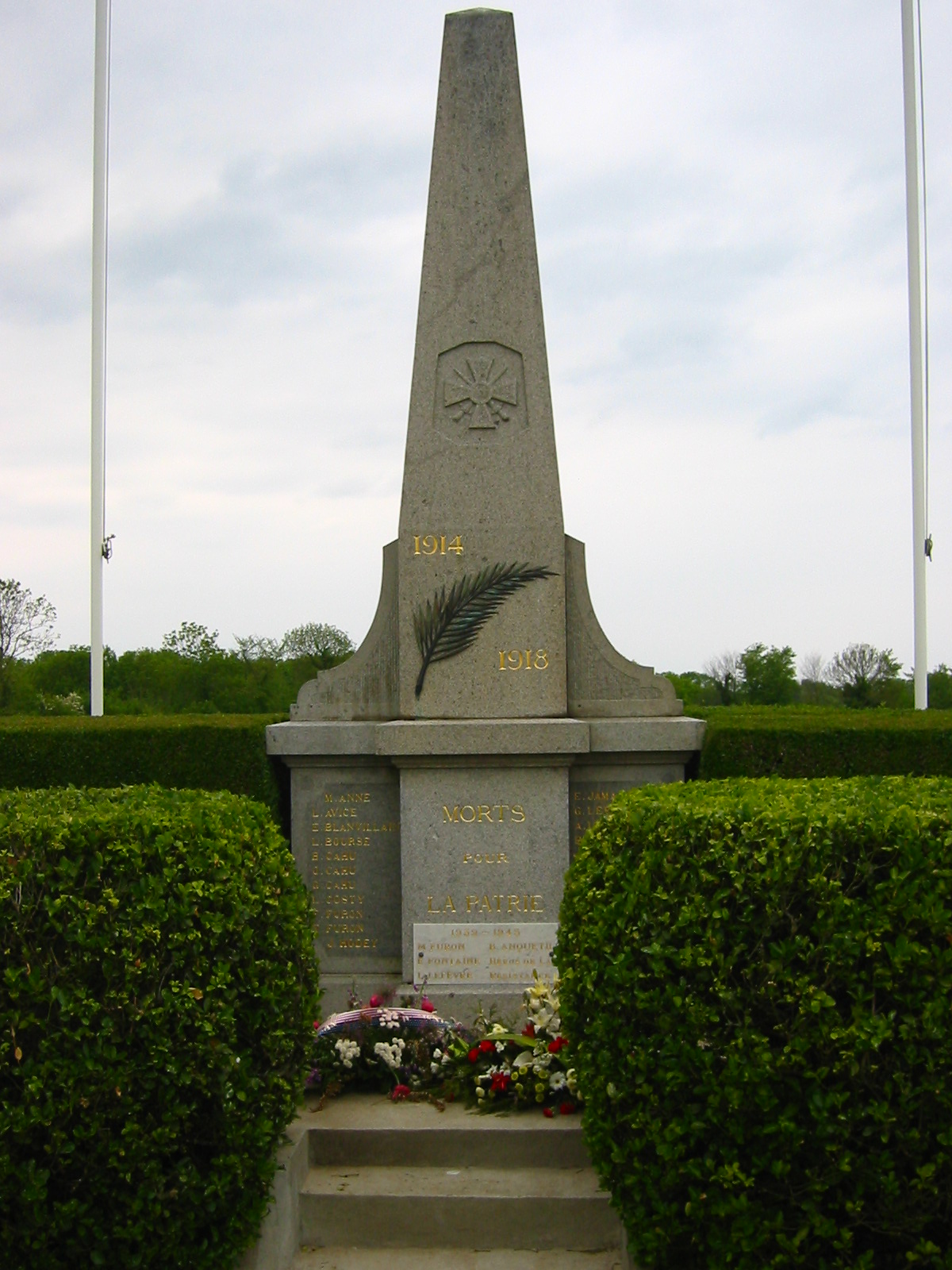 Monument to the fallen from Colleville, on the road to the cemetery